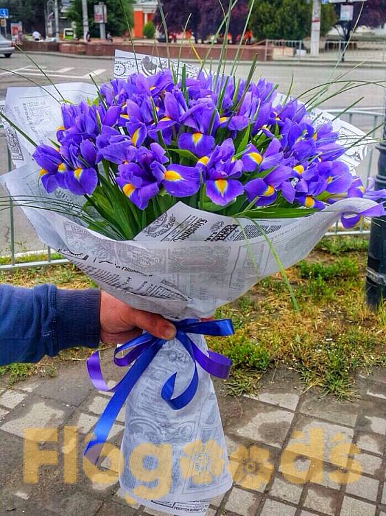 Букет «101 ирис» за 31 700 руб.